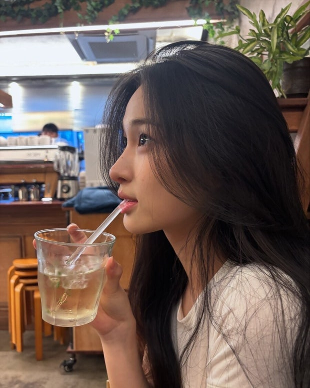 한가을, 원빈 조카였다