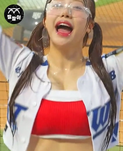 야구장에서 묵직하게 응원하는 시그니처 지원