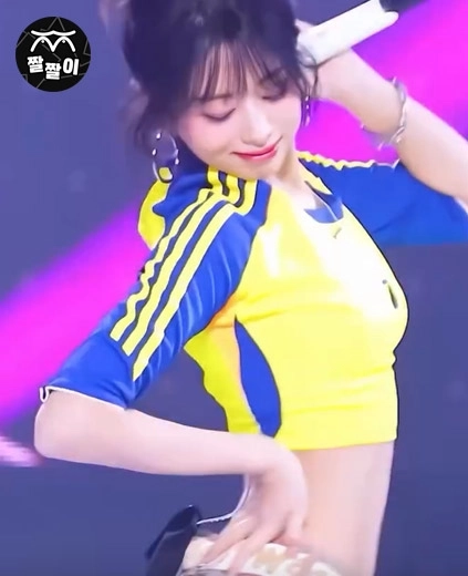 베이비몬스터 아현 슬랜더 허리 노출