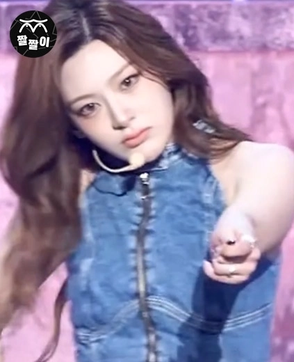 스테이씨 세은 색기 좔좔 흐르는 육덕 벅지