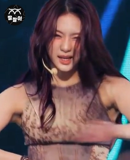 스테이씨 아이사 탄탄한 벅지