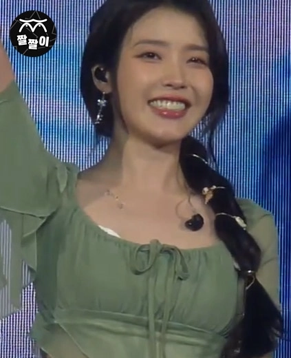 아이유 은근하게 묵직한 몸매