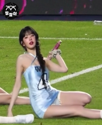 논란의 장원영 시축 의상