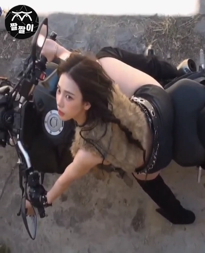 위에서 본 카리나 엉덩이