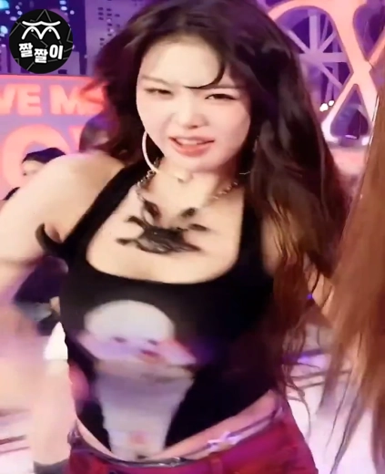 최근들어 부쩍 과감해진 장원영