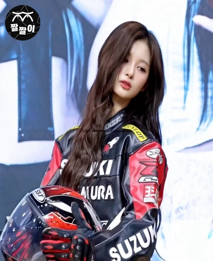 설윤 바이크 헬멧 벗으면서 보여주는 와꾸 클라쓰