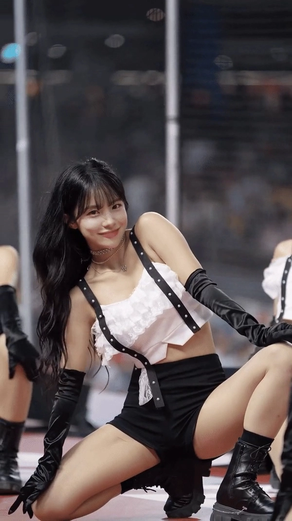 아래쫙 벌리고 윙크하는 이다혜