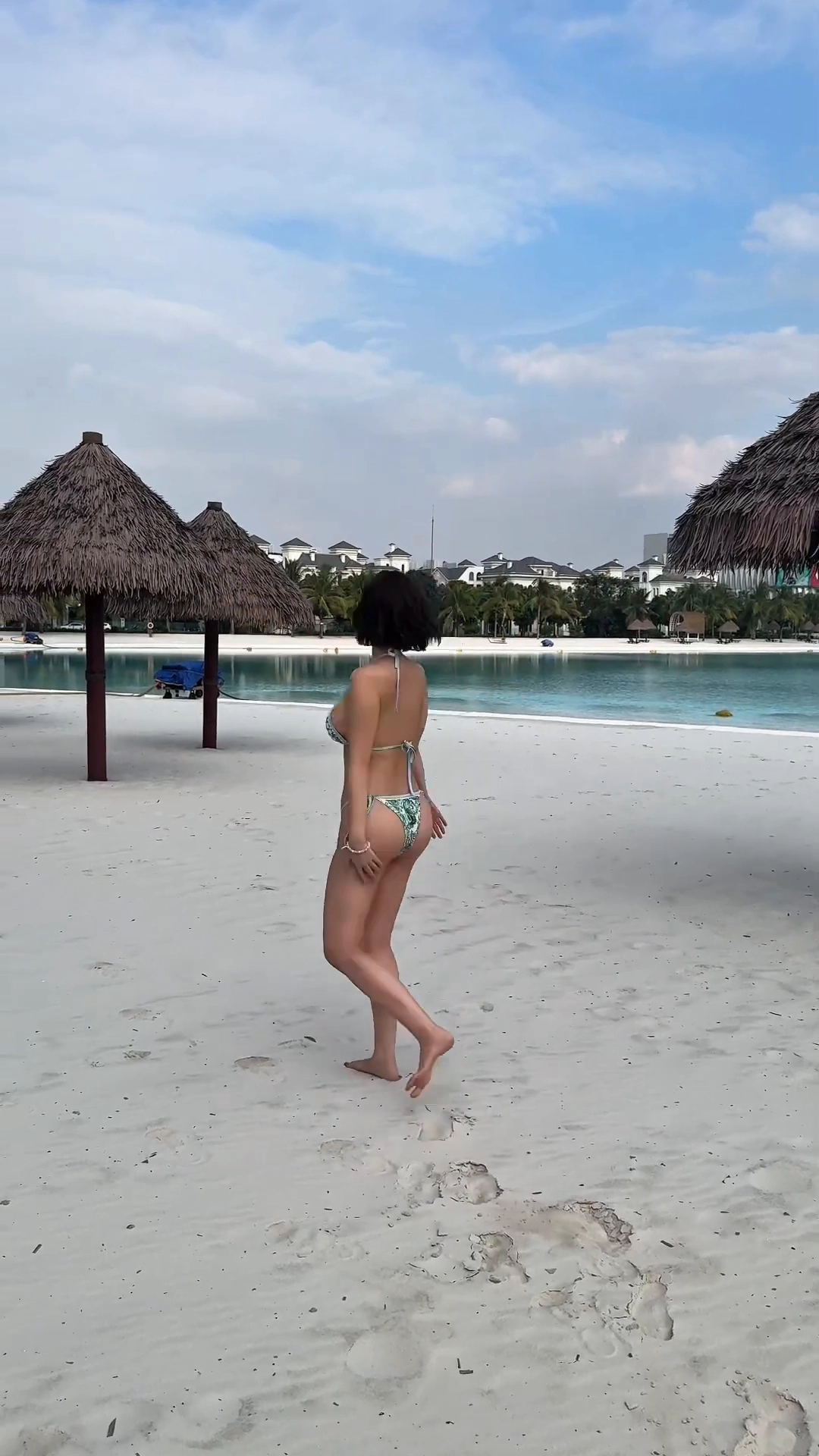 비키니 입고 해변 뛰어다니는 하설아